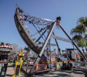 Lunaparkta insanlar gondola biniyor