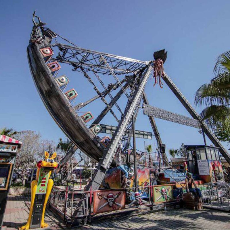 Lunaparkta insanlar gondola biniyor