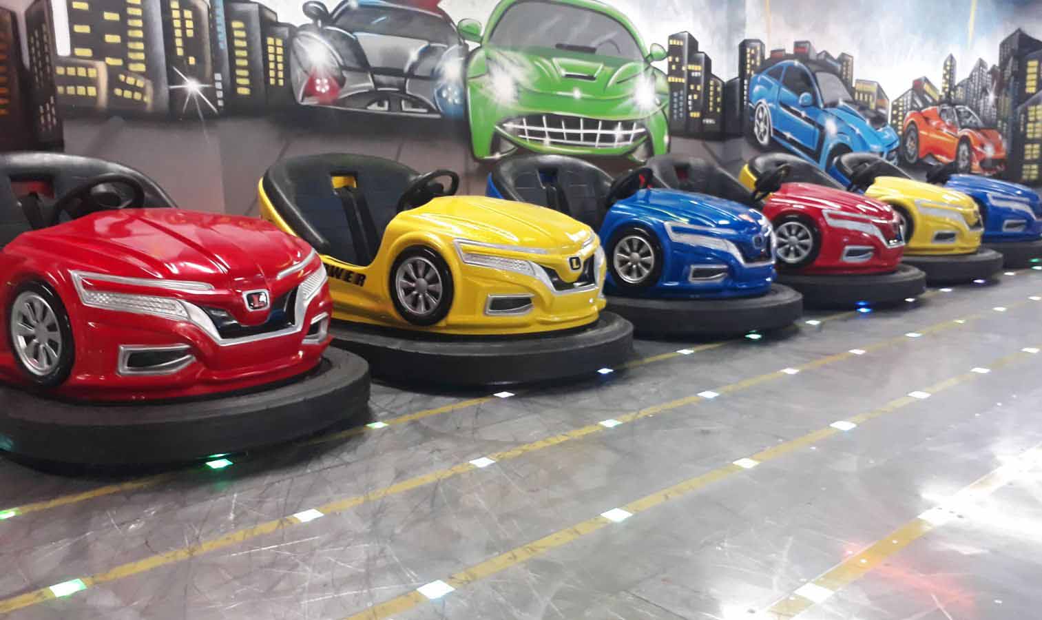 Çarpışan araba pisti üstten ve alttan elektrikli