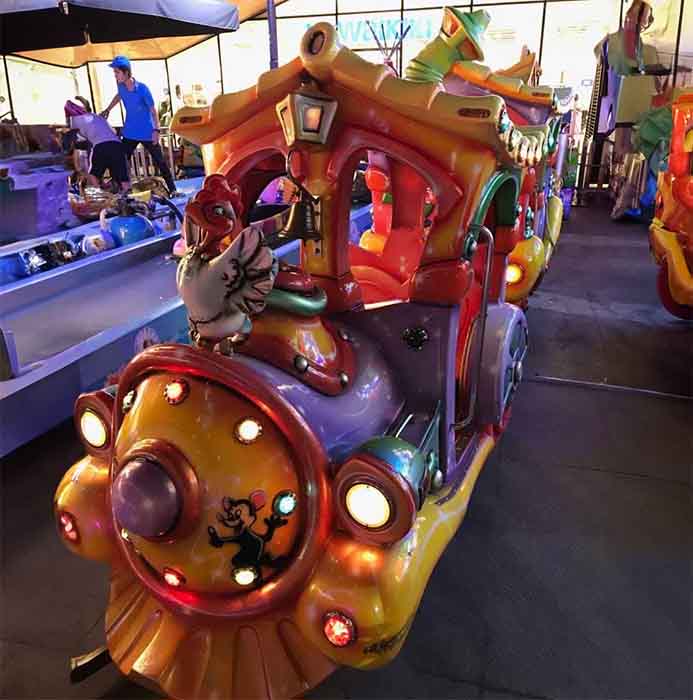 Avm içerisinde çalışan raylı tren modeli